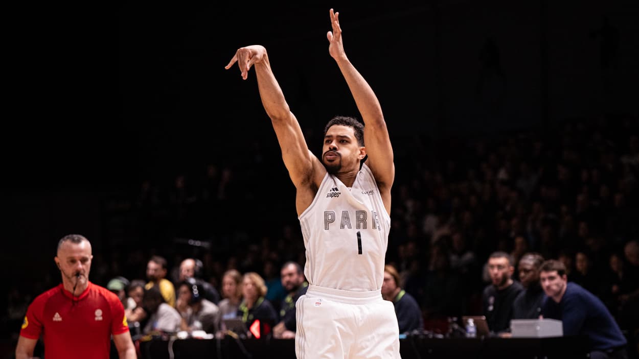Collin Malcolm (Paris Basketball) shooting against ASVEL Collin Malcolm (Paris Basketball) shooting against ASVEL