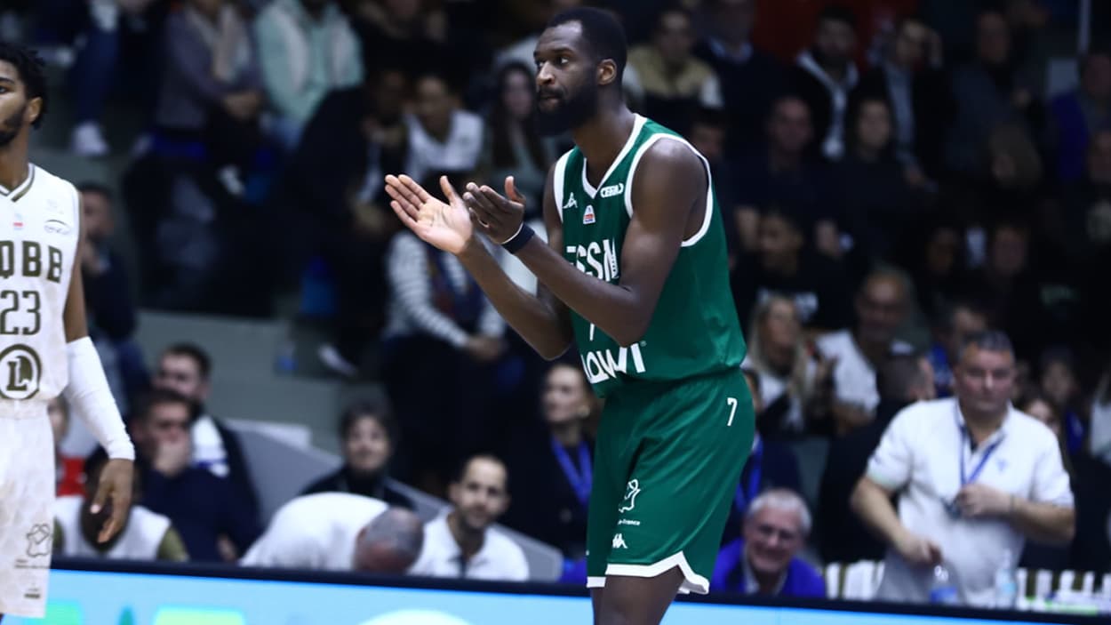 Digué Diawara encouraging his teammates at Saint-Quentin Digué Diawara encouraging his teammates at Saint-Quentin