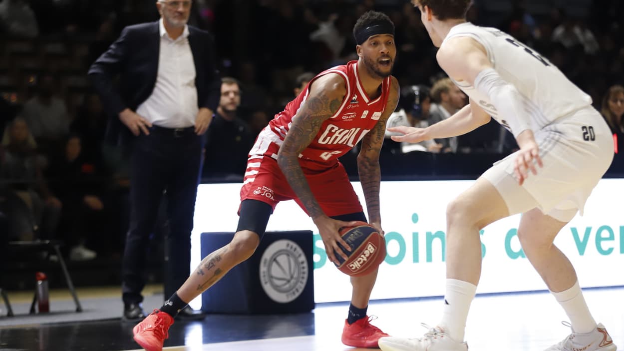 Dirk Williams (Chalon) scores 12 points against Paris Dirk Williams (Chalon) scores 12 points against Paris