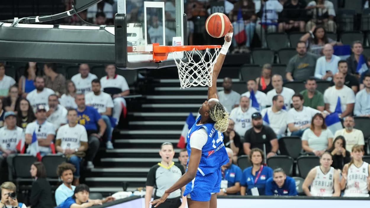 Dominique Malonga (France) dunking against Serbia Dominique Malonga (France) dunking against Serbia