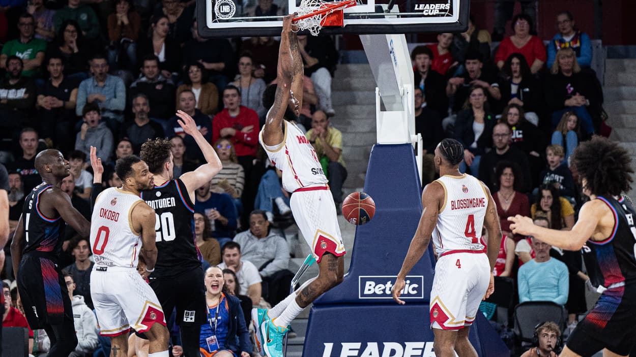Donta Hall (Monaco) dunking against Paris Basketball Donta Hall (Monaco) dunking against Paris Basketball