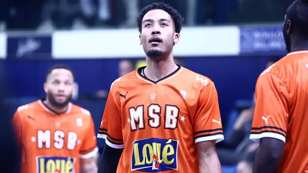 D'Shawn Schwartz warming up against Metropolitans 92 D'Shawn Schwartz warming up against Metropolitans 92