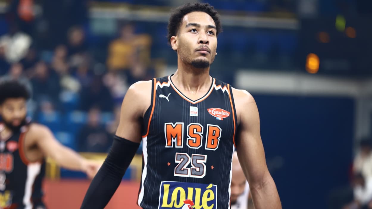 D'Shawn Schwartz at the free throw line against Metropolitans 92 D'Shawn Schwartz at the free throw line against Metropolitans 92