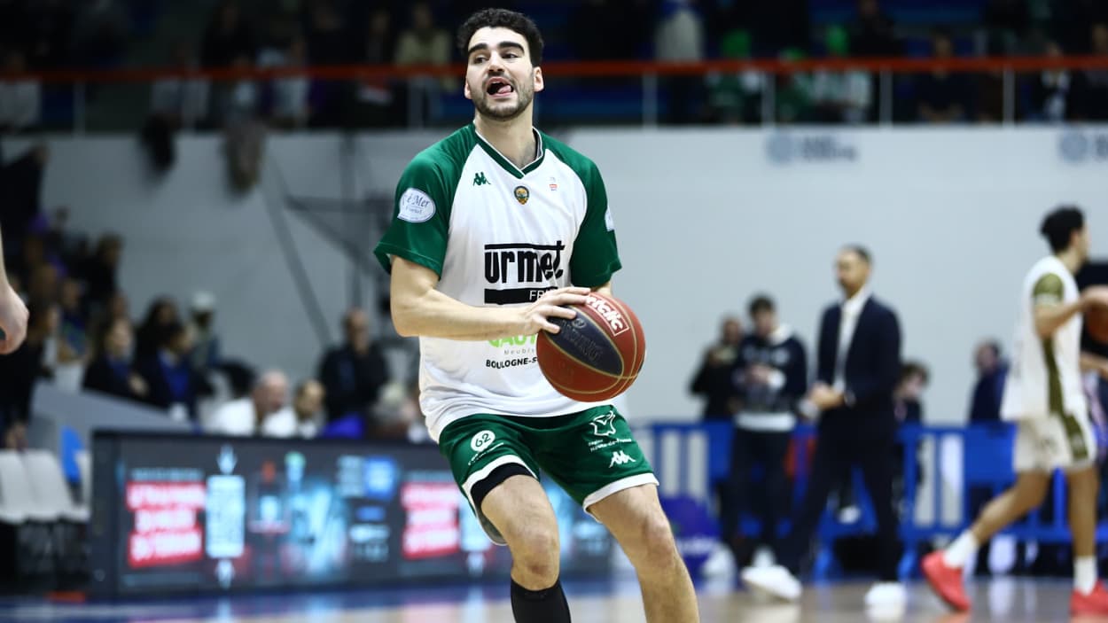 Edon Maxhuni warming up against Saint-Quentin Edon Maxhuni warming up against Saint-Quentin