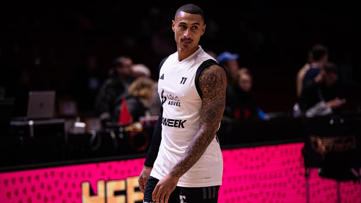 Edwin Jackson warming up against Paris Basketball Edwin Jackson warming up against Paris Basketball