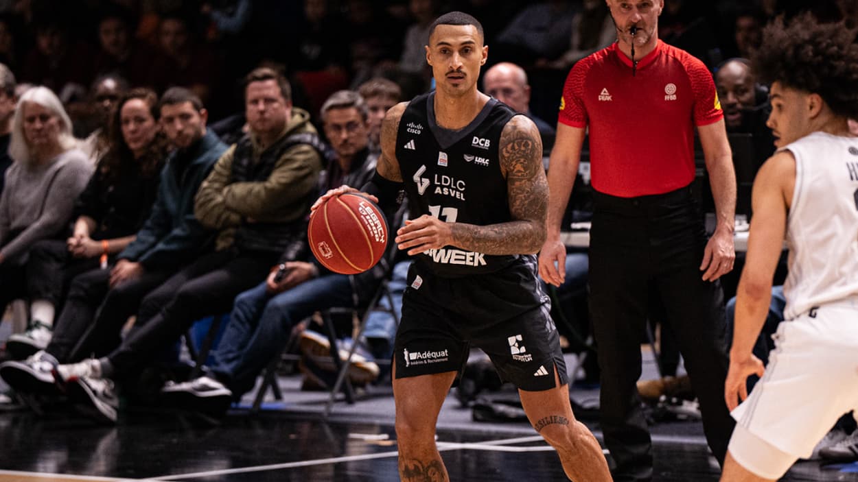 Edwin Jackson (ASVEL) dribbling against Paris Basketball Edwin Jackson (ASVEL) dribbling against Paris Basketball