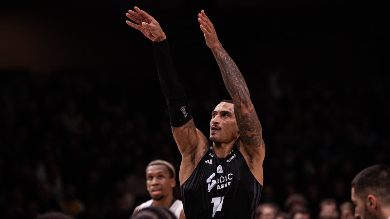 Edwin Jackson (ASVEL) at the free throw line against Paris Basketball Edwin Jackson (ASVEL) at the free throw line against Paris Basketball