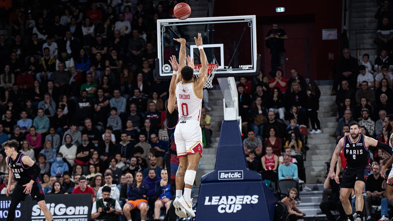 Elie Okobo (Monaco) shooting a three-pointer against Paris Basketball Elie Okobo (Monaco) shooting a three-pointer against Paris Basketball