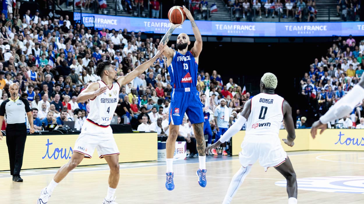 Evan Fournier (France) shooting three-pointer Evan Fournier (France) shooting three-pointer
