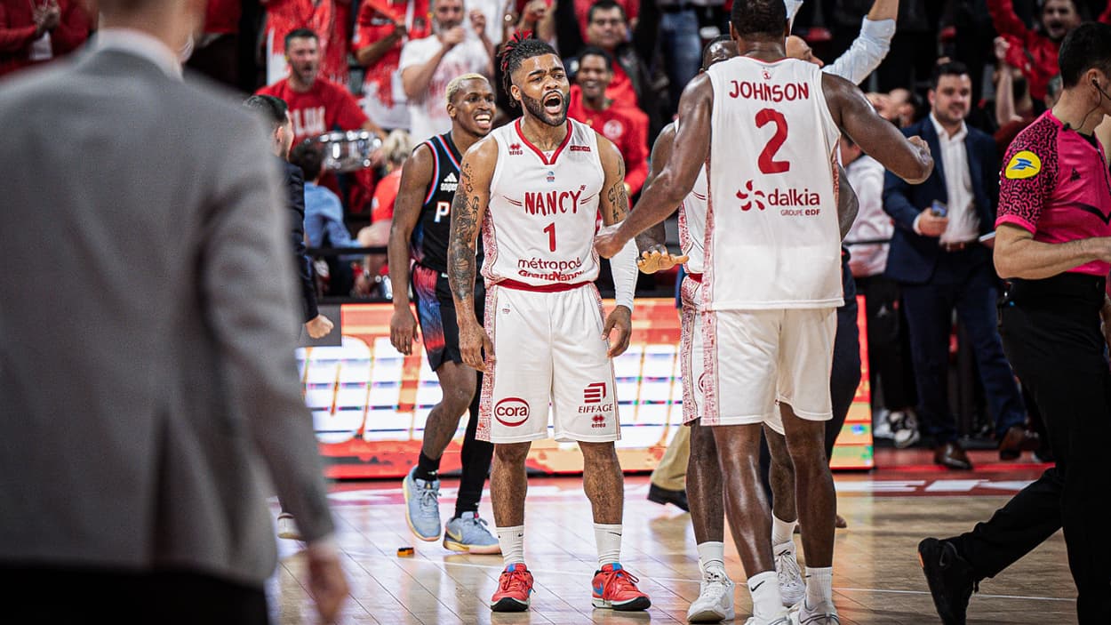 Frank Mason III (Nancy) with his teammates Frank Mason III (Nancy) with his teammates