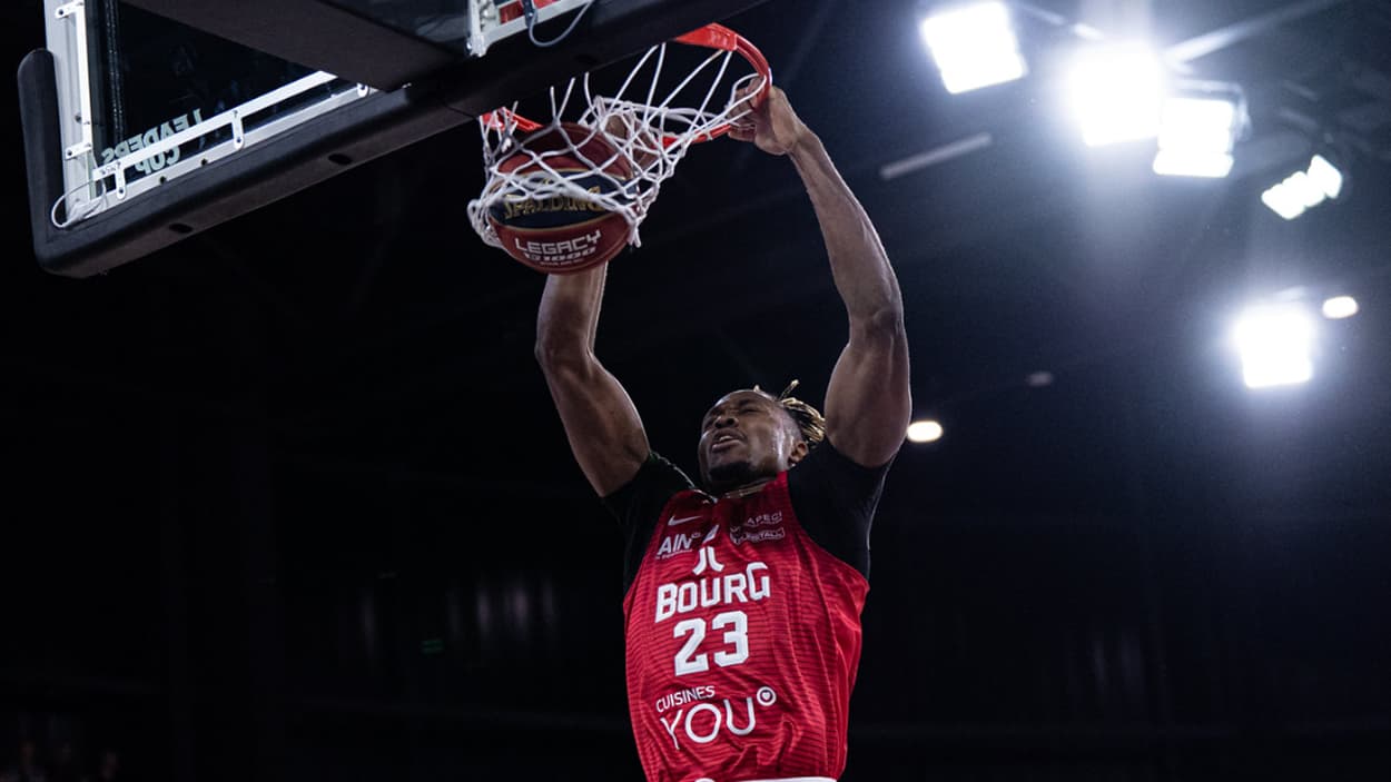 Godwin Omenaka (Bourg-en-Bresse) dunking against Nancy Godwin Omenaka (Bourg-en-Bresse) dunking against Nancy