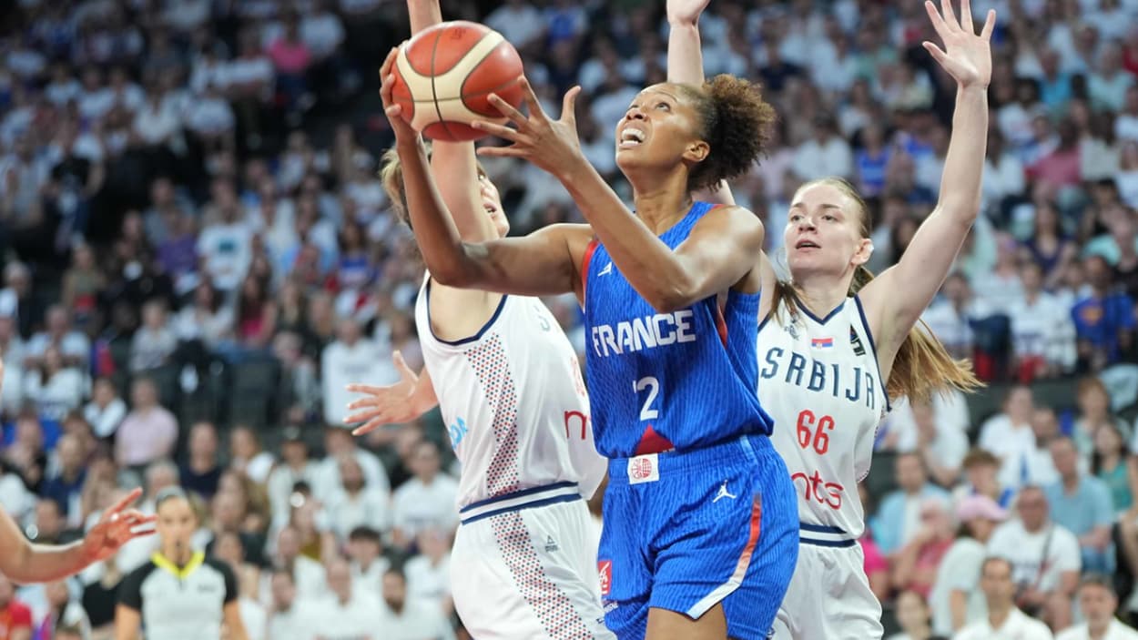 Iliana Rupert (France) laying up against Serbia Iliana Rupert (France) laying up against Serbia