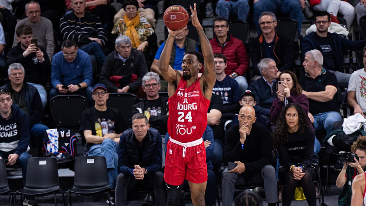 Isiaha Mike (Bourg-en-Bresse) shooting a 3-pointer against Nancy Isiaha Mike (Bourg-en-Bresse) shooting a 3-pointer against Nancy