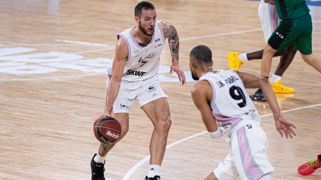 Joffrey Lauvergne (ASVEL) passing against Nanterre Joffrey Lauvergne (ASVEL) passing against Nanterre