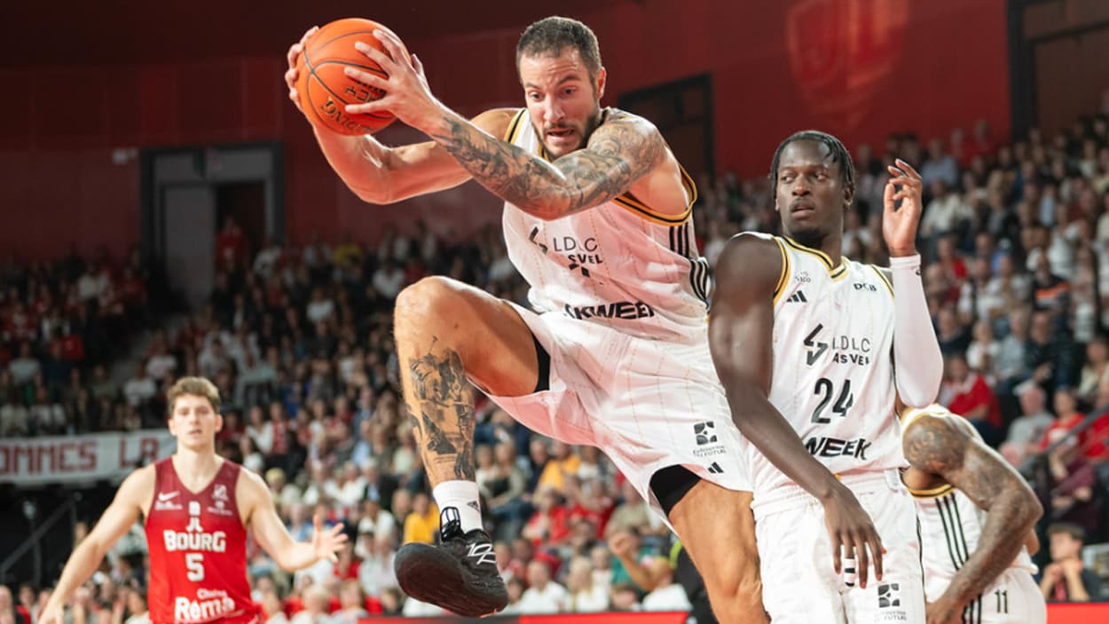 Joffrey Lauvergne (ASVEL) grabbing a rebound against JL Bourg Joffrey Lauvergne (ASVEL) grabbing a rebound against JL Bourg