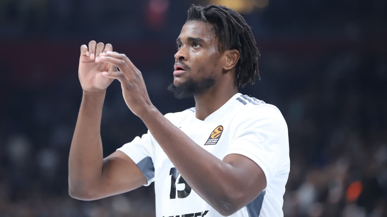 John Egbunu (Asvel) warming up John Egbunu (Asvel) warming up