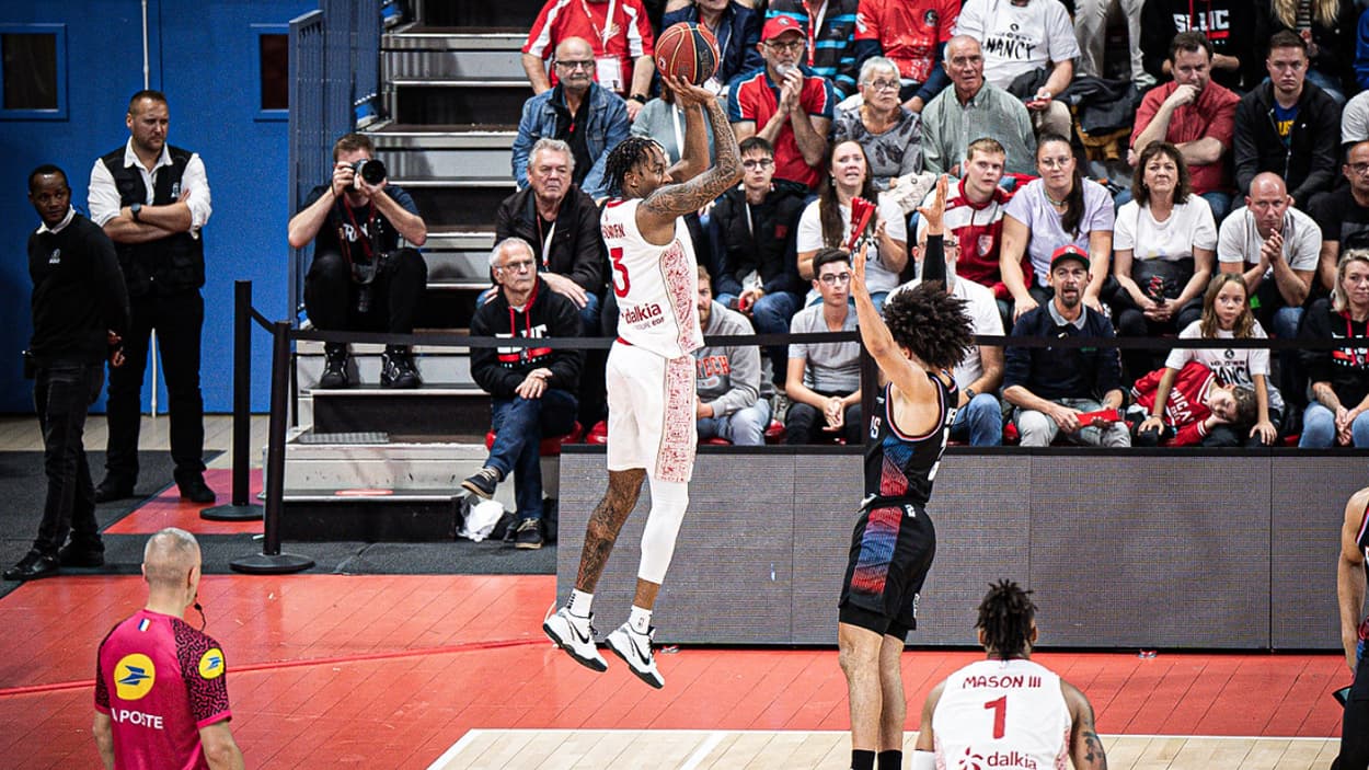 Jordan Bowden (Nancy) à 3 points face au Paris Basketball Jordan Bowden (Nancy) à 3 points face au Paris Basketball