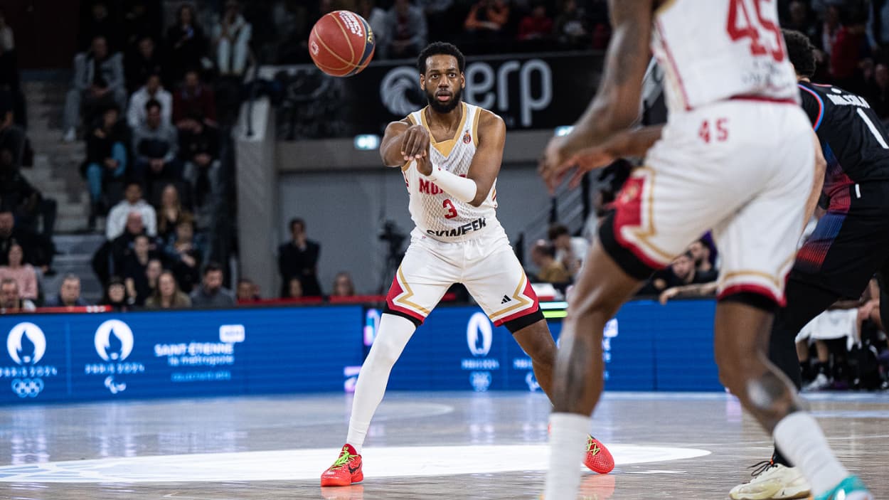 Jordan Loyd (Monaco) passing against Paris Basketball Jordan Loyd (Monaco) passing against Paris Basketball