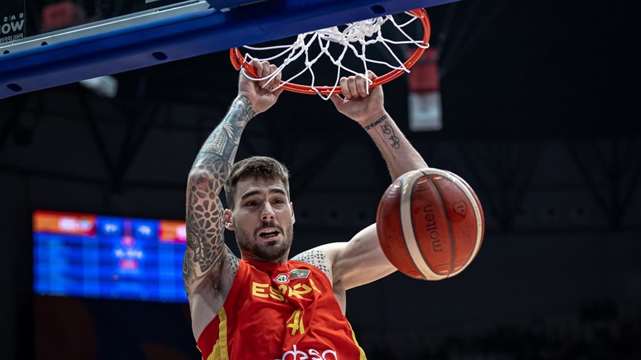 Juancho Hernangomez dunking with Spain in 2023 Juancho Hernangomez dunking with Spain in 2023