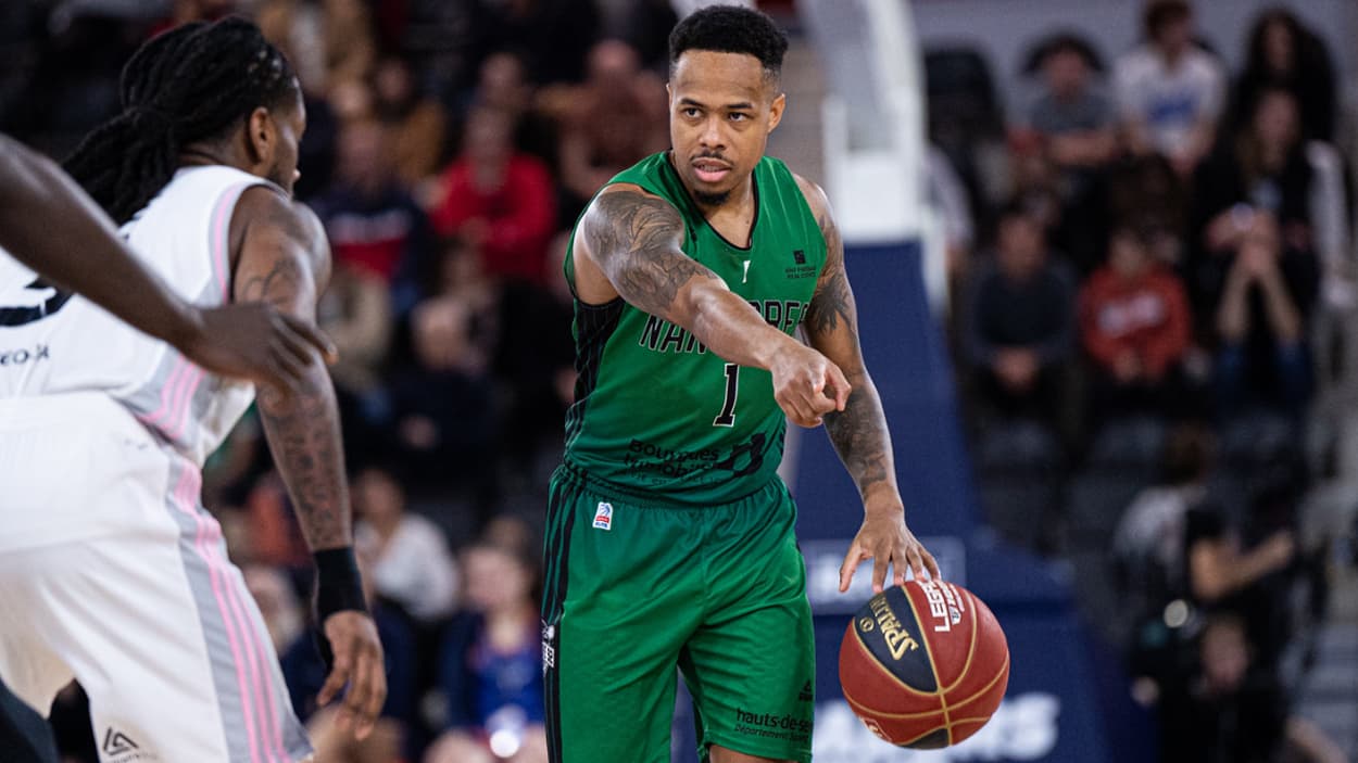 Justin Bibbins (Nanterre) dribbling against ASVEL Justin Bibbins (Nanterre) dribbling against ASVEL
