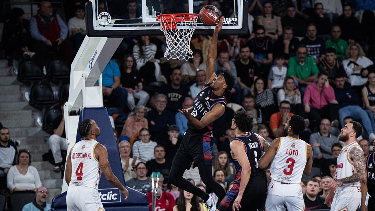 Justin Simon (Paris Basketball) dunking against Saint-Quentin Justin Simon (Paris Basketball) dunking against Saint-Quentin