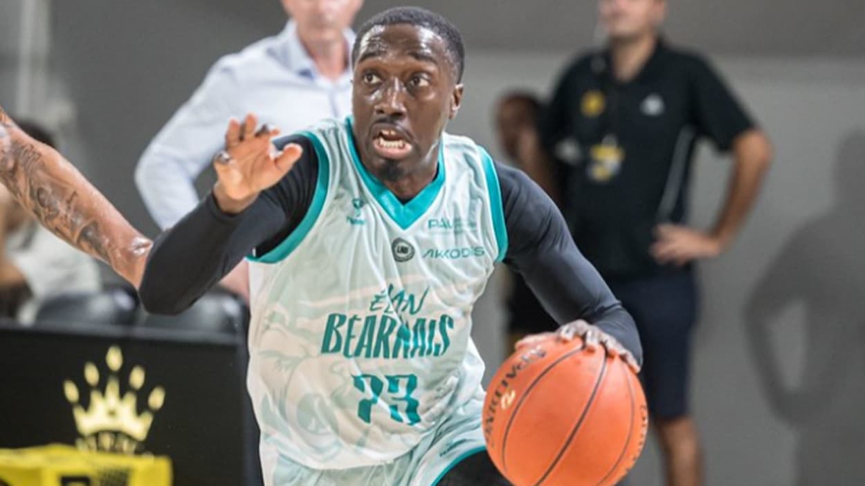 Keshun Sherrill with Pau-Lacq-Orthez Keshun Sherrill with Pau-Lacq-Orthez