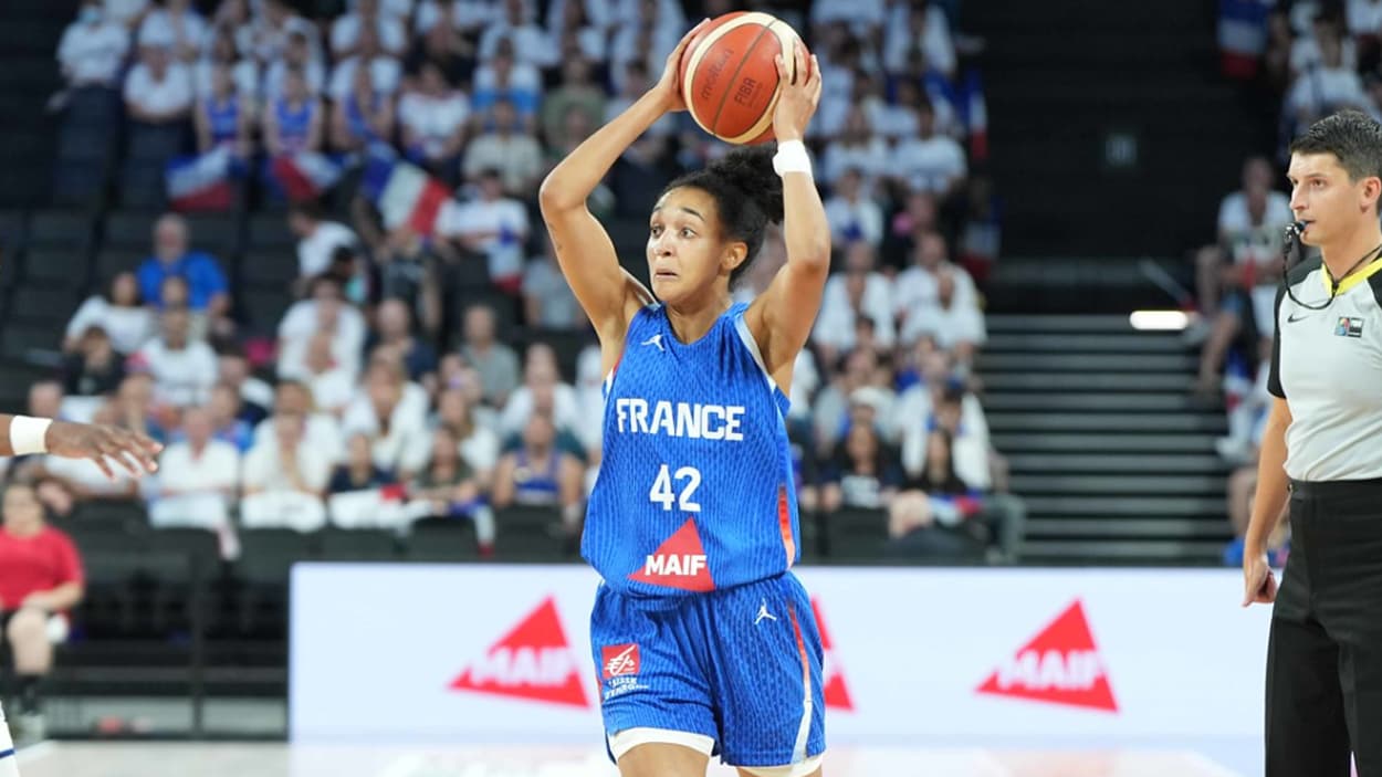 Leila Lacan (France) passing against Serbia Leila Lacan (France) passing against Serbia