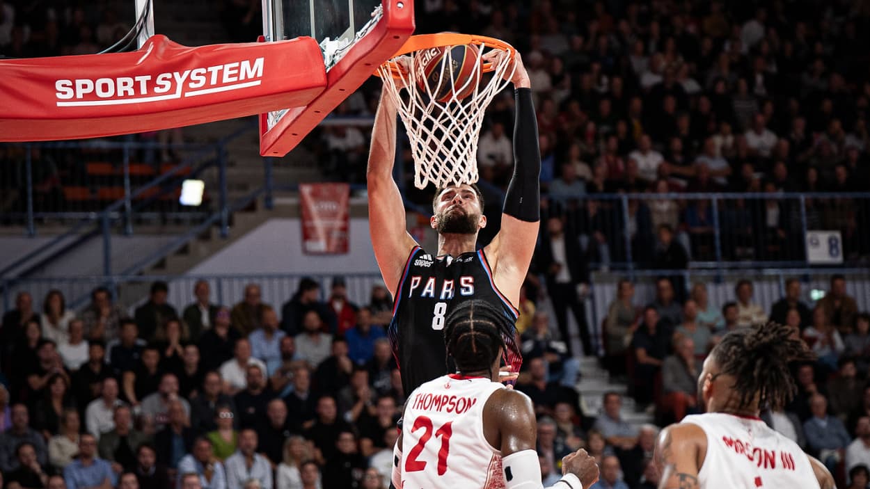 Leon Kratzer (Paris Basketball) dunking against Nancy Leon Kratzer (Paris Basketball) dunking against Nancy
