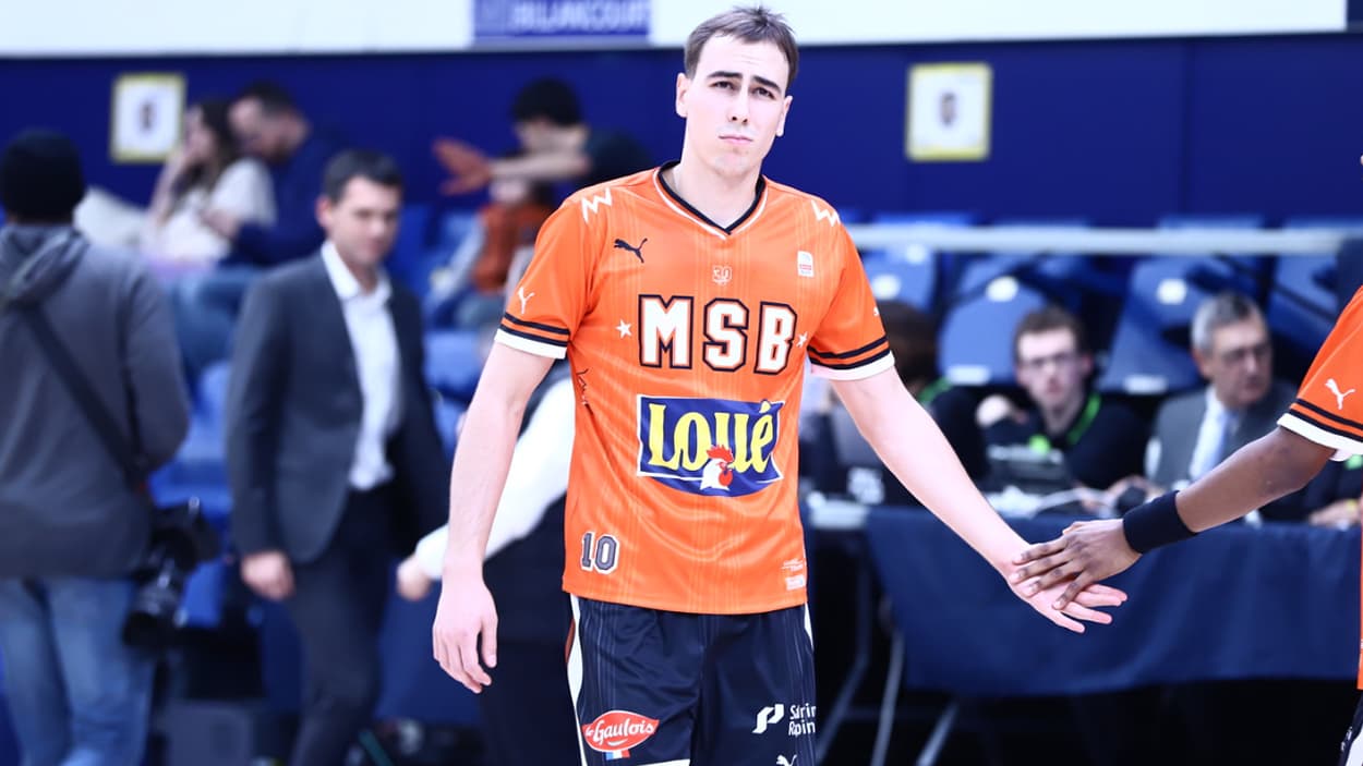 Loïs Grasshoff warming up against Metropolitans 92