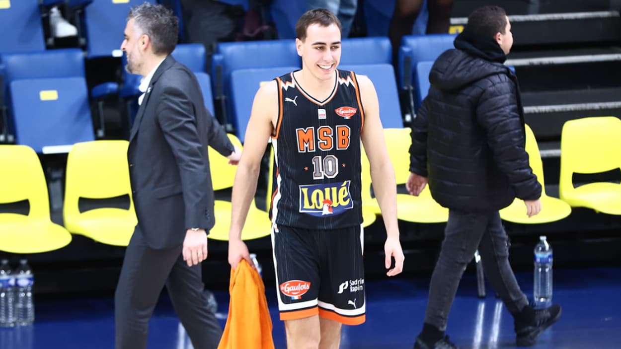 Loïs Grasshoff in a game against Metropolitans 92 Loïs Grasshoff in a game against Metropolitans 92