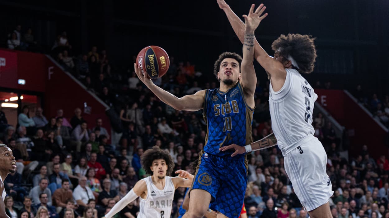 Lucas Boucaud (Saint-Quentin) making a layup against Paris Basketball Lucas Boucaud (Saint-Quentin) making a layup against Paris Basketball