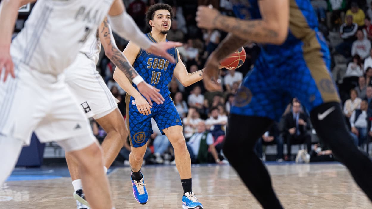Lucas Boucaud (Saint-Quentin) passing against Paris Basketball Lucas Boucaud (Saint-Quentin) passing against Paris Basketball