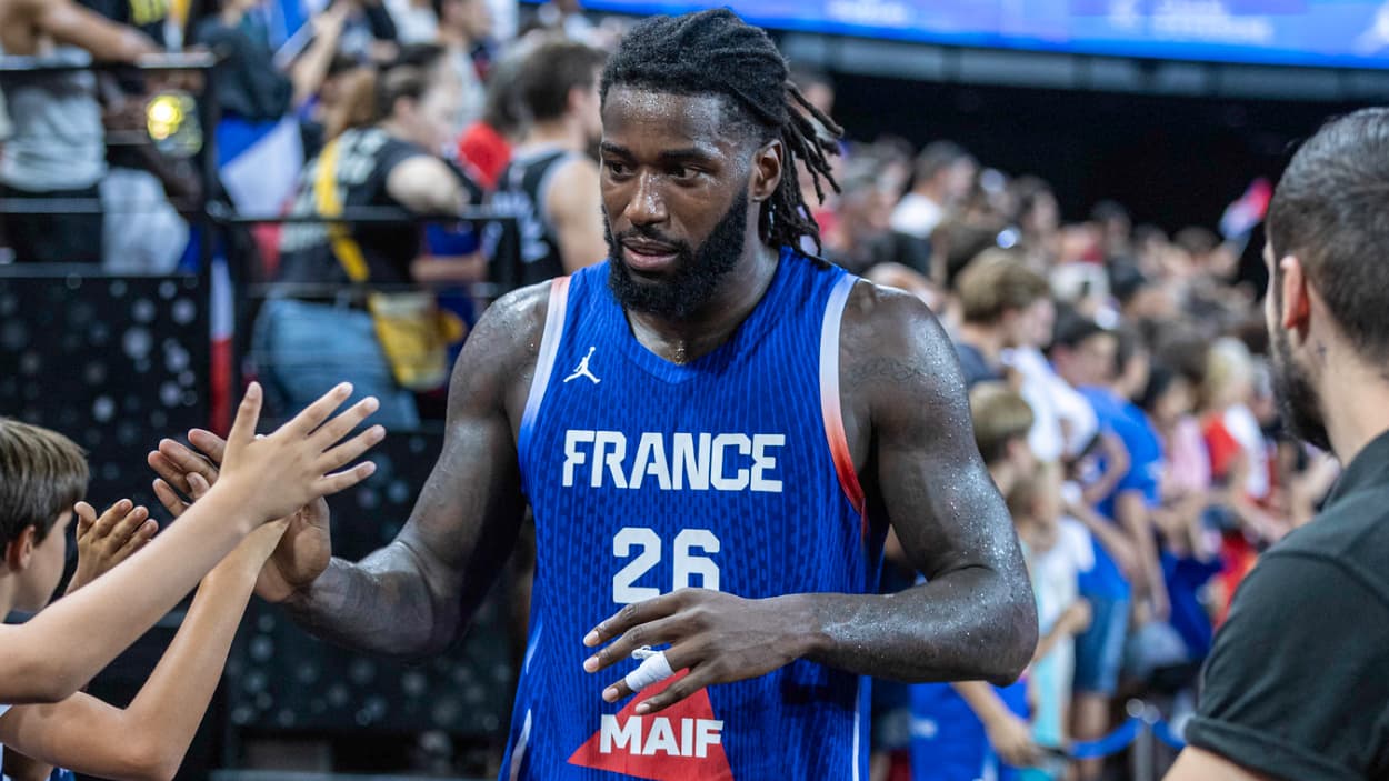 Mathias Lessort (France) with the crowd Mathias Lessort (France) with the crowd