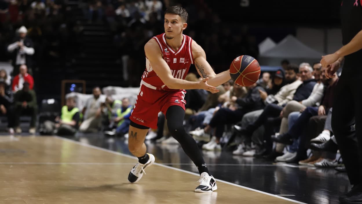Matthieu Missonnier (Chalon) passing against Paris Matthieu Missonnier (Chalon) passing against Paris
