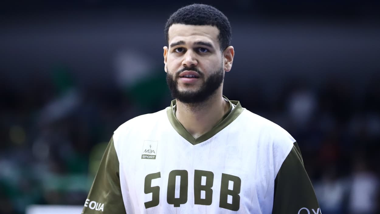 Mathis Dossou-Yovo (Saint-Quentin) warming up against Le Portel Mathis Dossou-Yovo (Saint-Quentin) warming up against Le Portel