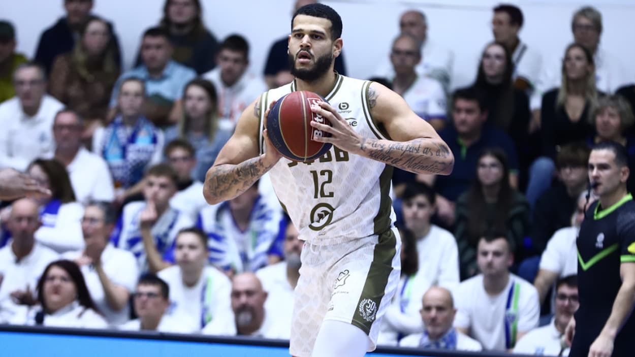 Mathis Dossou-Yovo (Saint-Quentin) passing against Le Portel Mathis Dossou-Yovo (Saint-Quentin) passing against Le Portel