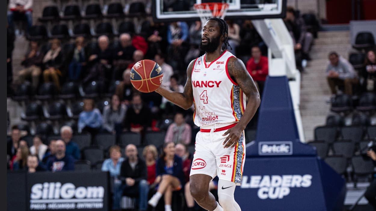 Matt Mobley (Nancy) dribbling against Bourg-en-Bresse