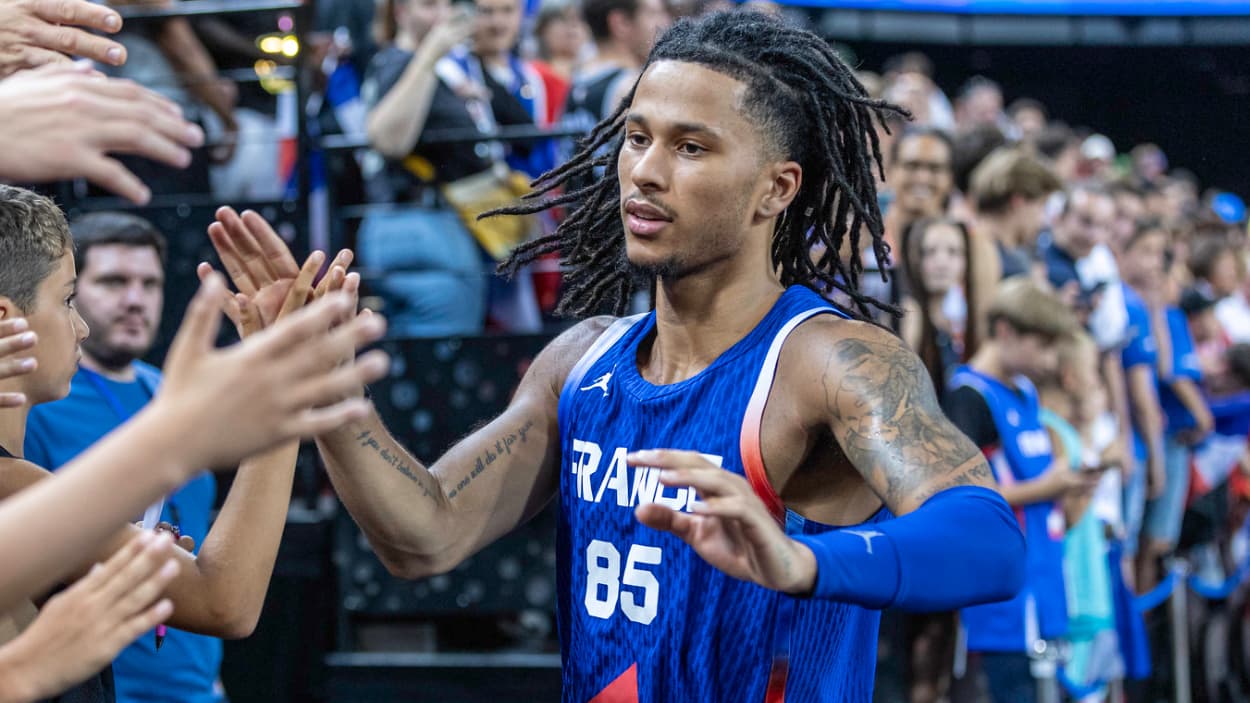 Matthew Strazel (France) with the crowd Matthew Strazel (France) with the crowd