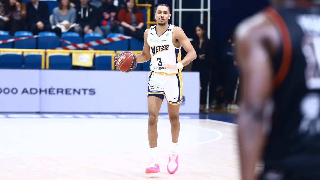 Matthieu Gauzin dribbling against Le Mans Matthieu Gauzin dribbling against Le Mans