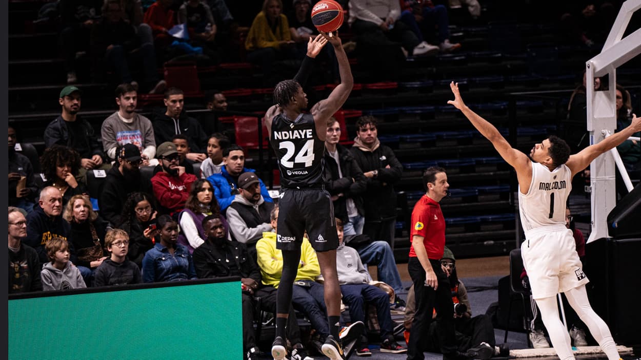 Mbaye Ndiaye (ASVEL) shooting against Paris Basketball Mbaye Ndiaye (ASVEL) shooting against Paris Basketball