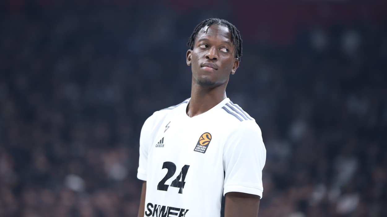 Mbaye Ndiaye (Asvel) warming up Mbaye Ndiaye (Asvel) warming up