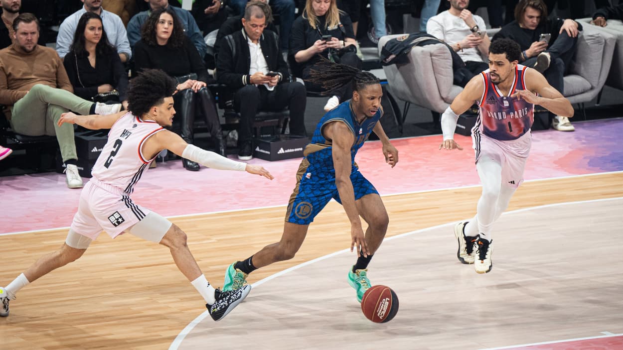 Melvin Ajinca (Saint-Quentin) driving against Paris Basketball Melvin Ajinca (Saint-Quentin) driving against Paris Basketball