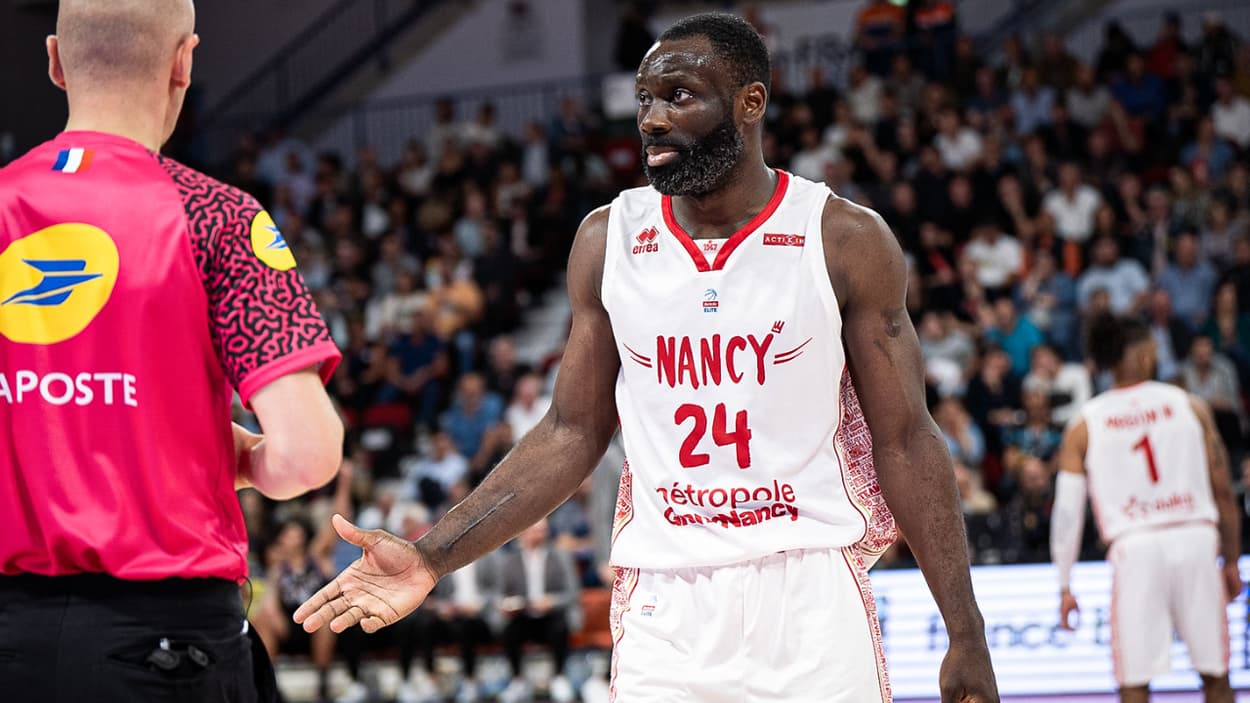 Meredis Houmounou (Nancy) in discussion with a referee Meredis Houmounou (Nancy) in discussion with a referee