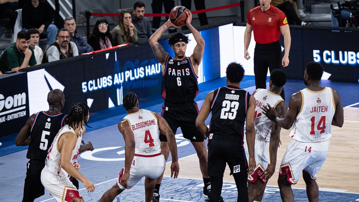 Michael Kessens (Paris Basketball) passing against Saint-Quentin Michael Kessens (Paris Basketball) passing against Saint-Quentin