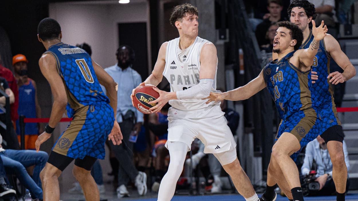 Mikael Jantunen (Paris Basketball) with the ball against Saint-Quentin Mikael Jantunen (Paris Basketball) with the ball against Saint-Quentin