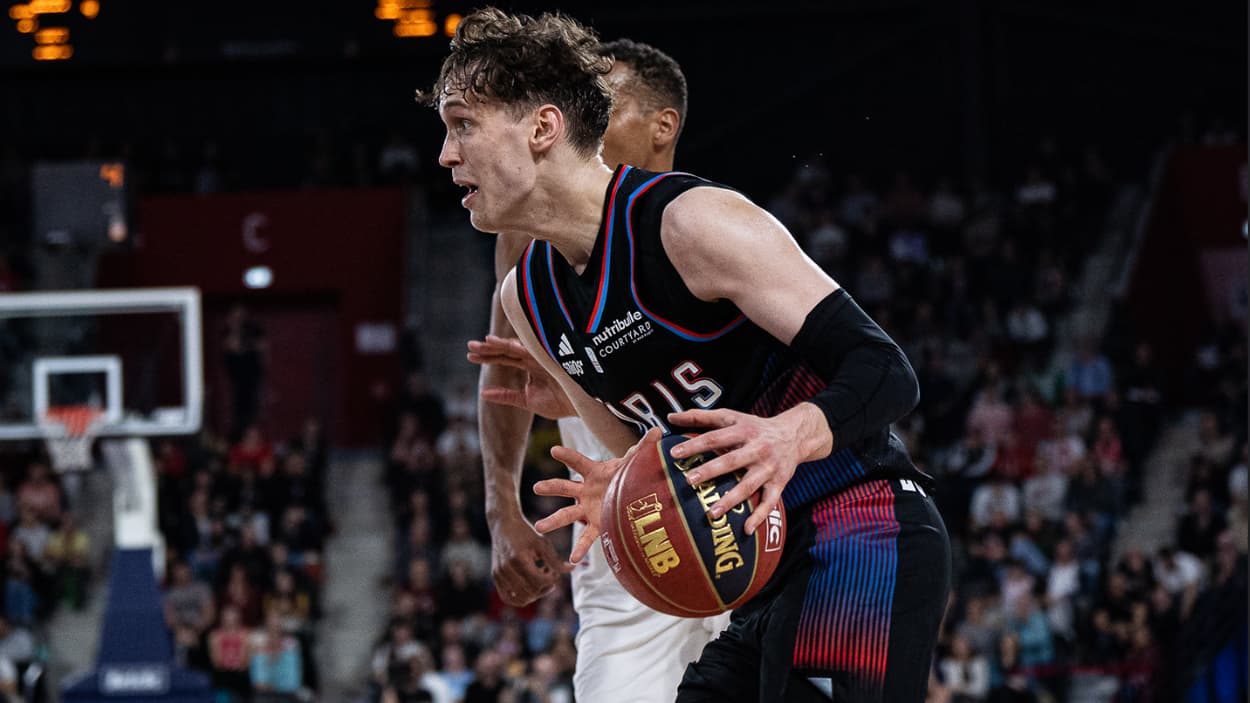 Mikael Jantunen (Paris Basketball) driving against Saint-Quentin Mikael Jantunen (Paris Basketball) driving against Saint-Quentin