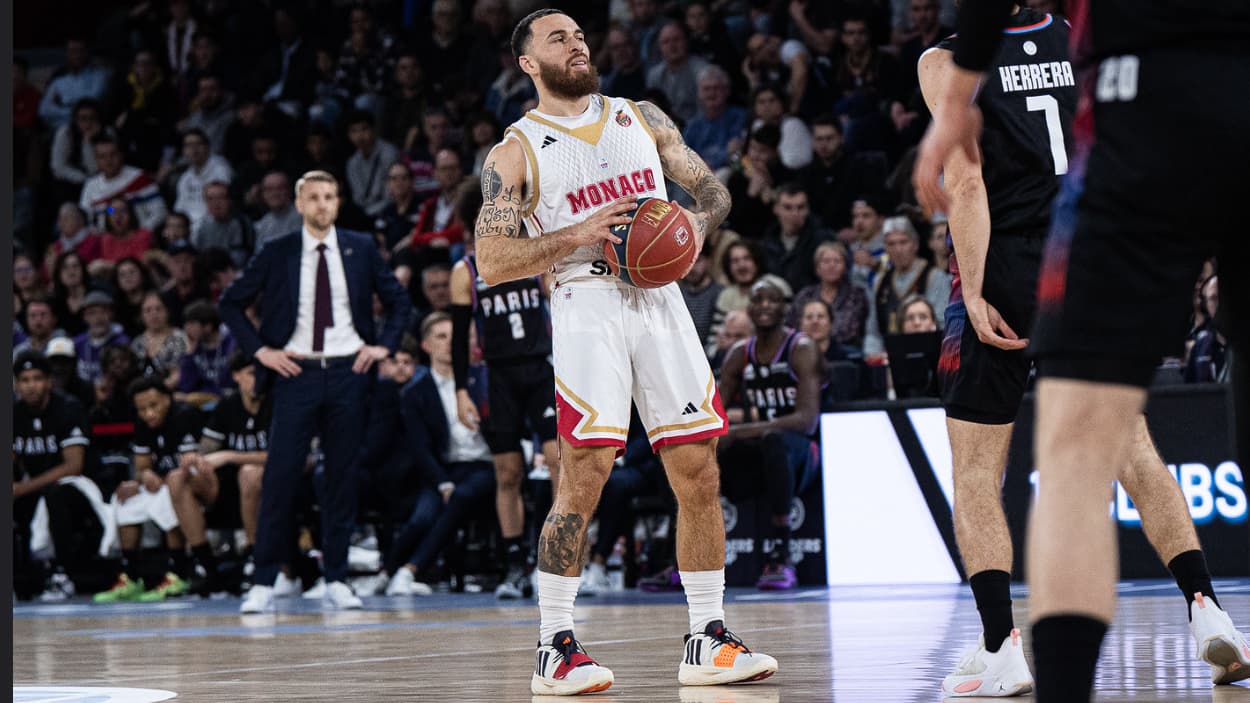 Mike James with the ball! Mike James with the ball!