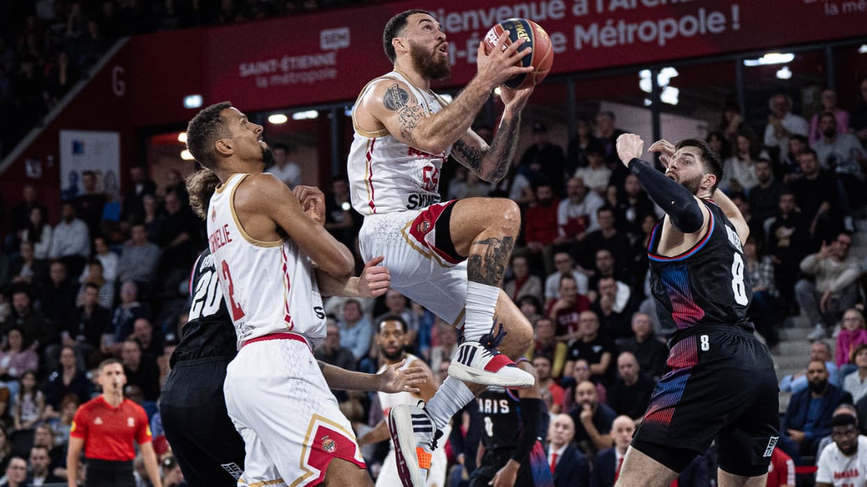Mike James (Monaco) going for a layup against Leon Kratzer of Paris Basketball Mike James (Monaco) going for a layup against Leon Kratzer of Paris Basketball