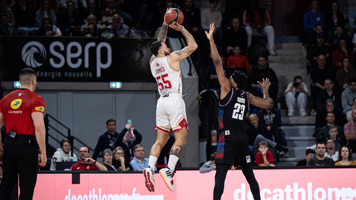Mike James (Monaco) shooting three points in front of Justin Simon (Paris Basketball) Mike James (Monaco) shooting three points in front of Justin Simon (Paris Basketball)