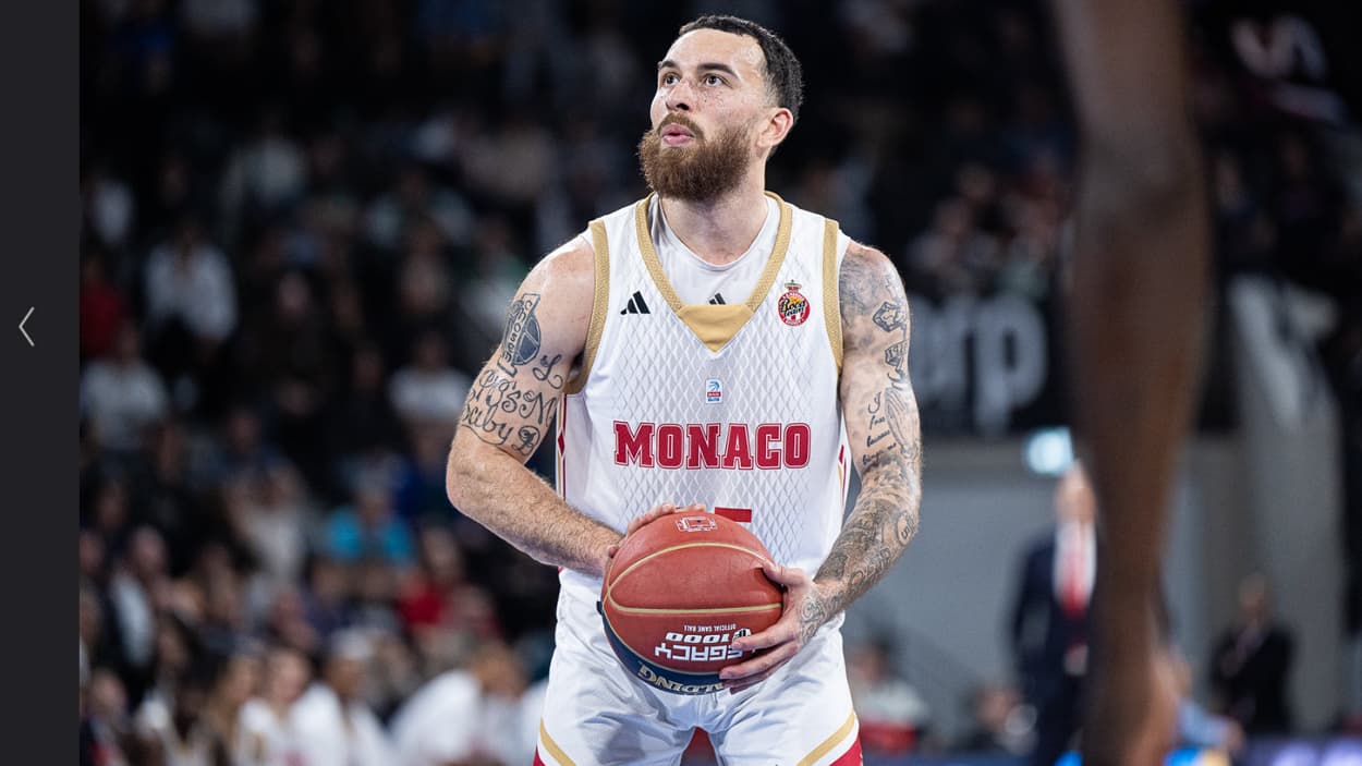 Mike James (Monaco) at the free throw line Mike James (Monaco) at the free throw line